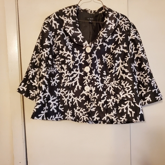Le Bos Jackets & Blazers - 𝅺LE Bos Petite Black and White Lined Jacket